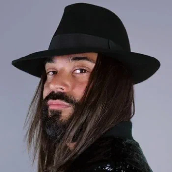 Roshtein in his black fedora, long dark hair and beard